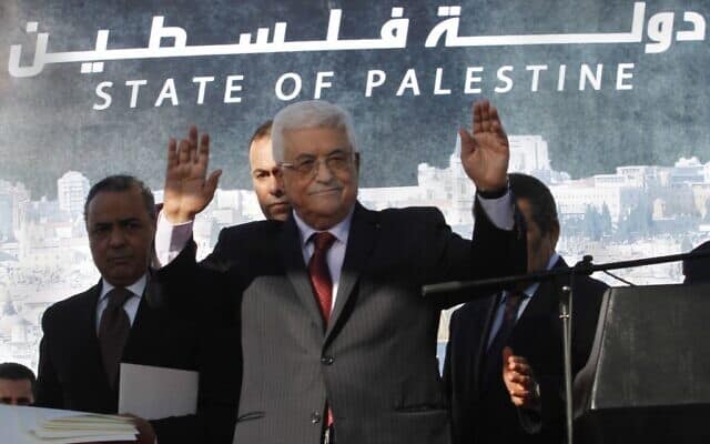 נשיא הרשות הפלסטינית מחמוד עבאס מנופף לקהל בחגיגות לציון הצלחתם לקבל מעמד של מדינה באו&quot;ם. דצמבר 2012 (צילום: נאסר שיוקי/ AP)
