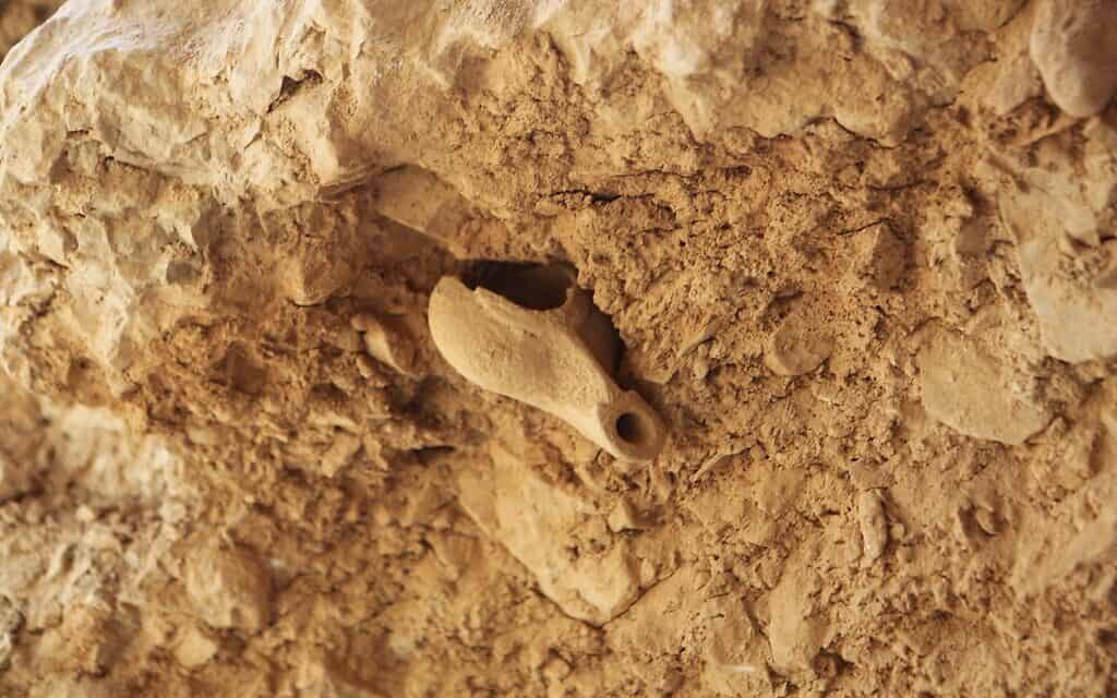 מנורת שמן בת 2,000 שנה, כפי שנמצאה בחפירות שנערכו לאחרונה במערה B53 בקומראן, מעל ים המלח (צילום: קייסי אולסון)
