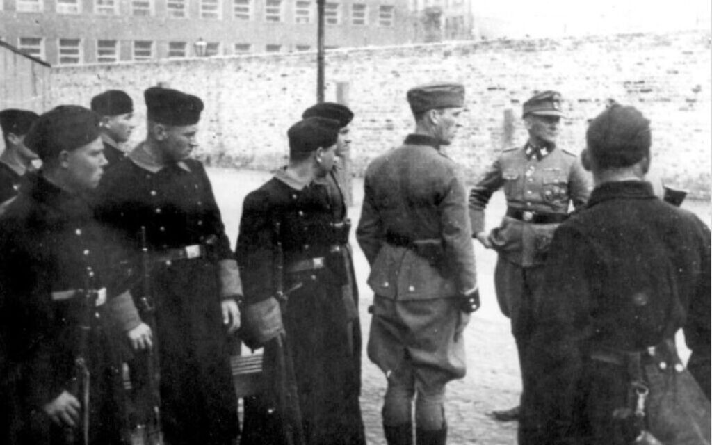 קצין האס-אס גרופנפיהרר יורגן שטרופ מדריך כוח עזר משטרתי אוקראיני (אנשי טרווניקי), ורשה, פולין, 1943 (צילום: באדיבות יד ושם)