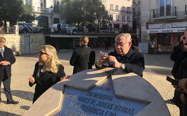 בנימין ושרה נתניהו באנדרטה לזכר היהודים בכיכר רוזיו בליסבון. 5 בדצמבר 2019 (צילום: שלום ירושלמי)