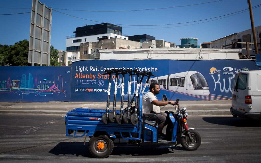 איסוף קורקינטים חשמליים בתל אביב, 2019 (צילום: Miriam Alster/FLASH90)