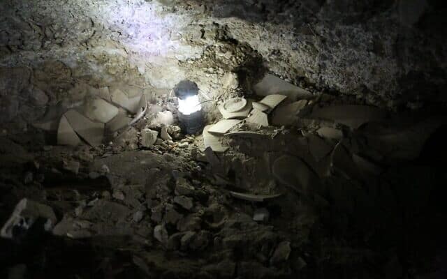 שברים של כדי חרס שנמצאו במערה 53 ליד קומראן וככל הנראה הכילו מגילות שנגנבו (צילום: קייסי ל&#039; אולסון ואורן גוטפלד, האוניברסיטה העברית)