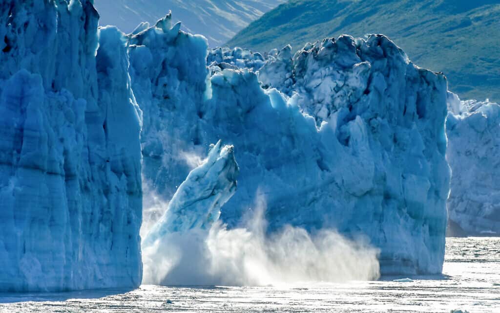 Calving Glacier Alaska – Hubbard Glacier – a huge iceberg calves into Disenchantment Bay – St. Elias Alaska. Taken from an Alaska cruise ship – near Yukon, Canada (צילום: iStock-Don-Mennig)