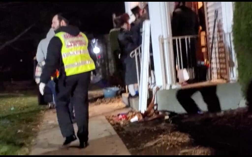 סרטון מזירת הפיגוע ליד בית הכנסת במונסי. צילום מסך מסרטון של Aron Spielman