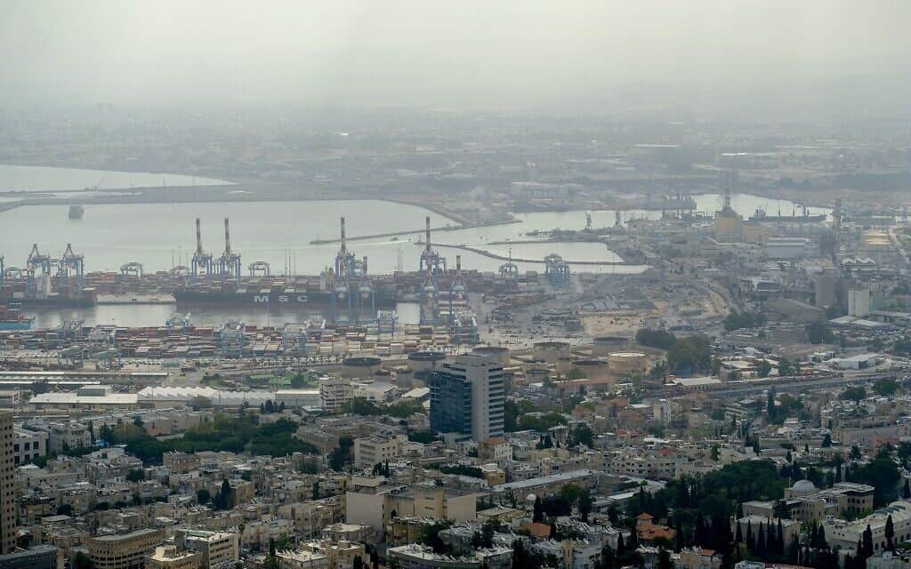 מבט על בתי הזיקוק במפרץ חיפה (צילום: יניב נדב/פלאש 90)
