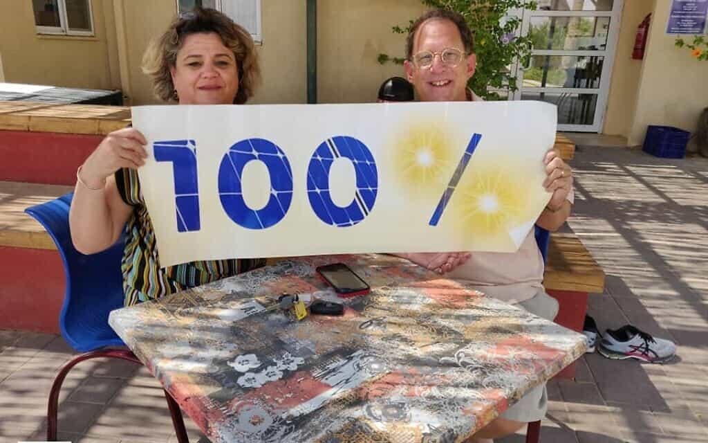 יוסף אברמוביץ ודורית דוידוביץ&#039; בנט מציינים הפקה של 100% אנרגיה סולארית בערבה (צילום: פייסבוק)