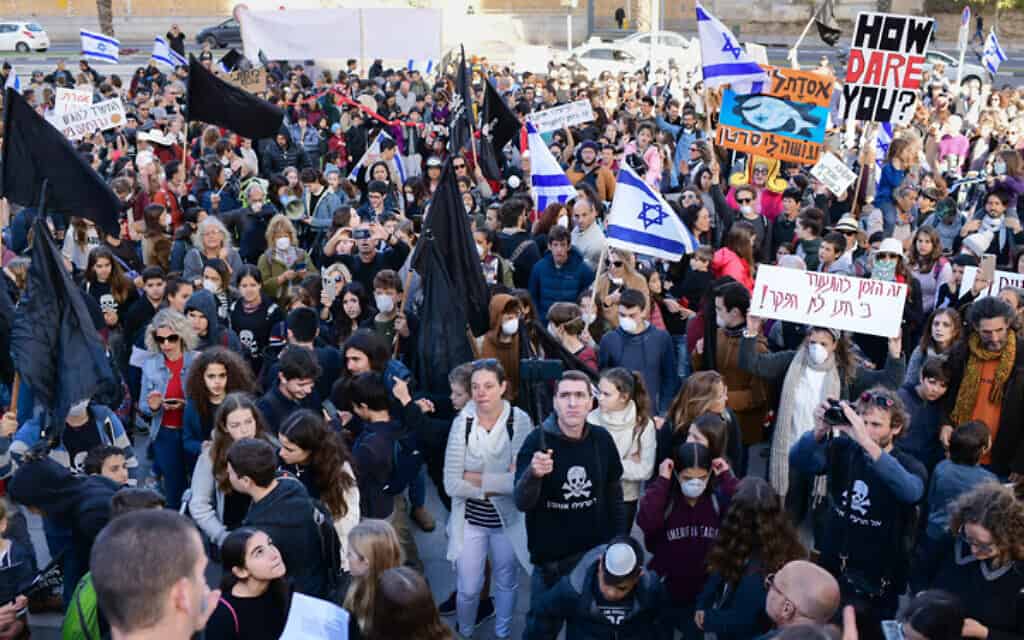 הפגנה נגד הנישוב באסדת הגז לוויתן, היום בתל אביב (צילום: תומר נויברג, פלאש 90)