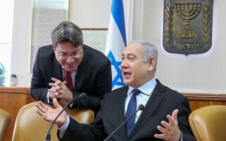 בנימין נתניהו ואופיר אקוניס (צילום: Marc Israel Sellem/POOL) בנימין נתניהו ואופיר אקוניס (צילום: Marc Israel Sellem/POOL)