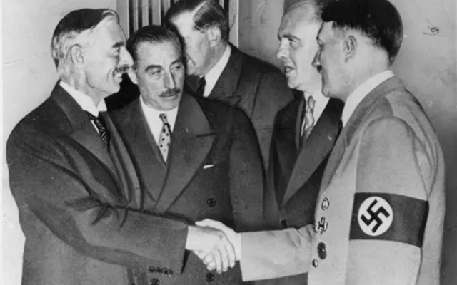 ראש ממשלת בריטניה נוויל צ’מברלין לוחץ ידיים להיטלר בחתימה על הסכם מינכן, ספטמבר 1938 (צילום: AP)