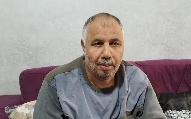 מוחמד אבו חומוס, חבר ועד ההורים של עיסאוויה, בן 53, יושב בסלון ביתו בסוף 2019 (צילום: אדם רזגון)