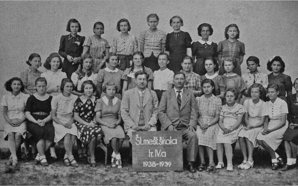 תמונת המחזור של בית הספר הציבורי בו למדה אדית פרידמן בהומנא, סלובקיה. אדית היא השניה מימין בשורה העליונה. רק שלוש מתשע הילדות היהודיות בכיתה שרדו (צילום: באדיבות הת'ר דיון מקאדם)