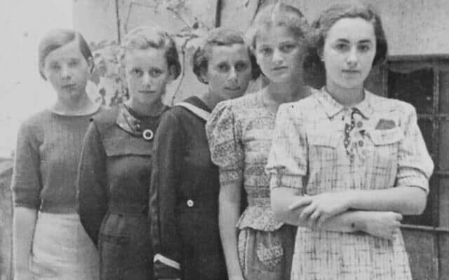 משמאל: נערה לא מזוהה, אנה הרשוביצובה, נערה נוספת לא מזוהה, לאה פרידמן, ודבורה גרוס (אחותה של דבורה). 1936 (משוער) (צילום: באדיבות הת&#039;ר דיון מקאדם)