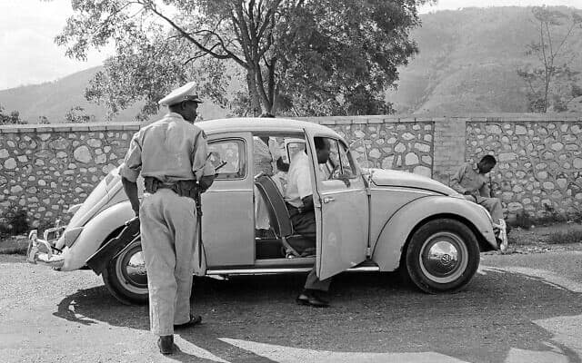 כוחות הביטחון של האיטי עורכים חיפוש ברכב של מקומיים, 1963 (צילום: AP Photo/Eddie Adam)