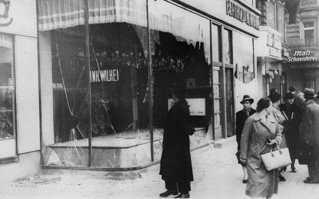 אדם מביט על ההרס בחנות יהודית ב-10 בנובמבר, 1938, לאחר ליל הבדולח (צילום: AP)