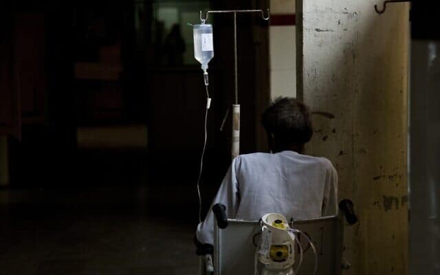 חולה בבית החולים הממשלתי לשחפת בהודו (צילום: AP Photo /Mahesh Kumar A)