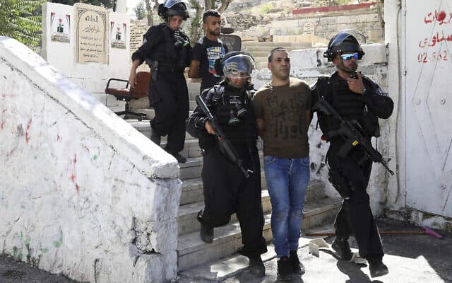 המראה כוחות משטרה עוצרים פלסטינים במהלך עימותים בעיסאוויה, 28 ביוני, 2019