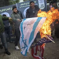 פלסטינים שורפים את דגלי ישראל וארה"ב בעזה, בתגובה לחיסולו של קאסם סולימאני. 4 בינואר 2020 (צילום: AP Photo/Khalil Hamra)