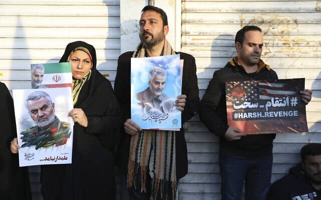 איראנים שהשתתפו בהלוויית סולימאני (צילום: AP Photo/Ebrahim Noroozi)