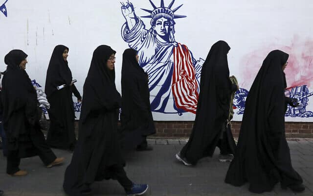 נשים שהשתתפו בהלוויית סולמיאני באיראן (צילום: AP Photo/Vahid Salemi)