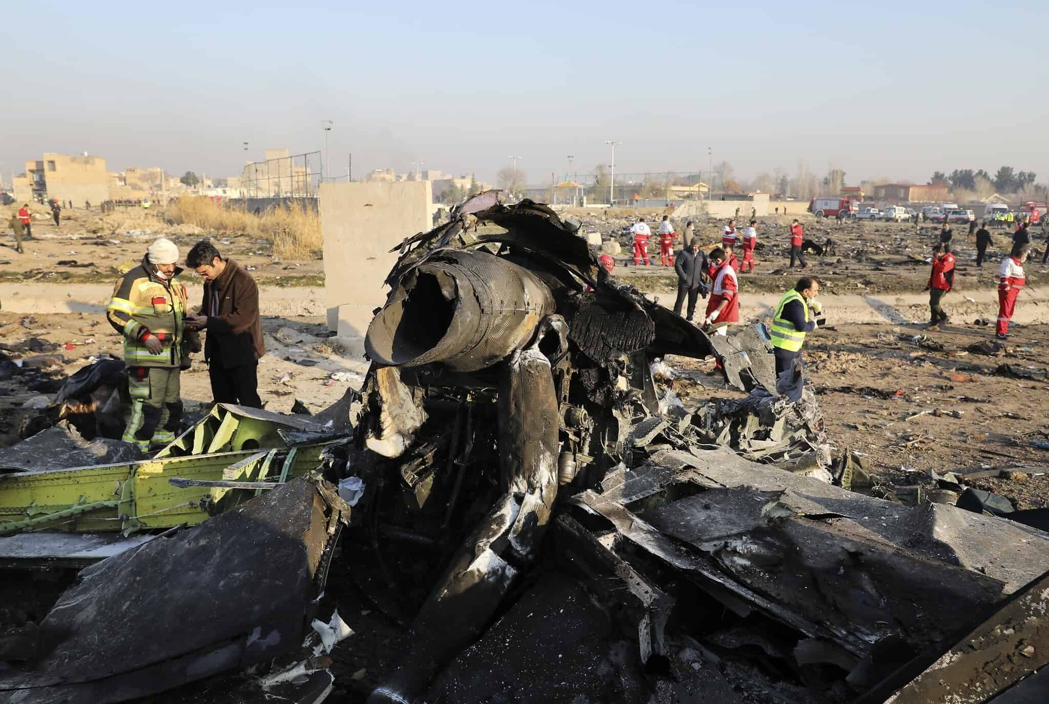 שאריות המטוס האוקראיני שיורט על ידי איראן, בסמוך לטהרן (צילום: AP Photo/Ebrahim Noroozi)