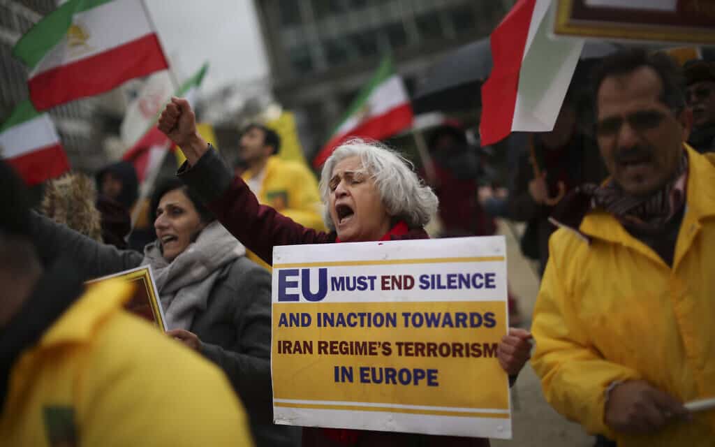 מפגינים בבריסל קוראים למועצת האיחוד האירופי לסגת מכל הסכם עם איראן. 10 בינואר 2020 (צילום: AP Photo/Francisco Seco)