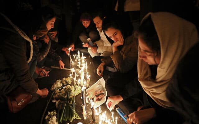 מתאבלים נאספים בפתחה של אוניברסיטת אמרי קאביר בטהרן, אשר מספר סטודנטים שלה נהרגו בהפלת המטוס האוקראיני ב-8 בינואר 2020 (צילום: AP Photo/Ebrahim Noroozi)