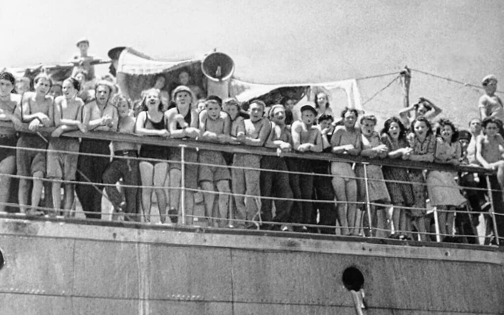 מספר ימים לאחר שהתקווה שלהם להיכנס לפלשתינה התנפצה בעקבות הוראה של הבריטים לגרשם לקפריסין, מהגרים יהודיים בלתי חוקיים עומדים מאחורי המעקב של אונייה בנמל חיפה ב-8 באוגוסט 1946