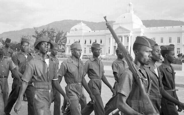 חיילי הדיקטטורה בהאיטי, 1963 (צילום: AP Photo/Eddie Adams)