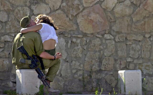 קצין ישראלי וחברתו מתנשקים בחברון, ארכיון, 2002, למצולמים אין קשר לנאמר בכתבה (צילום: AP Photo/Enric Marti)