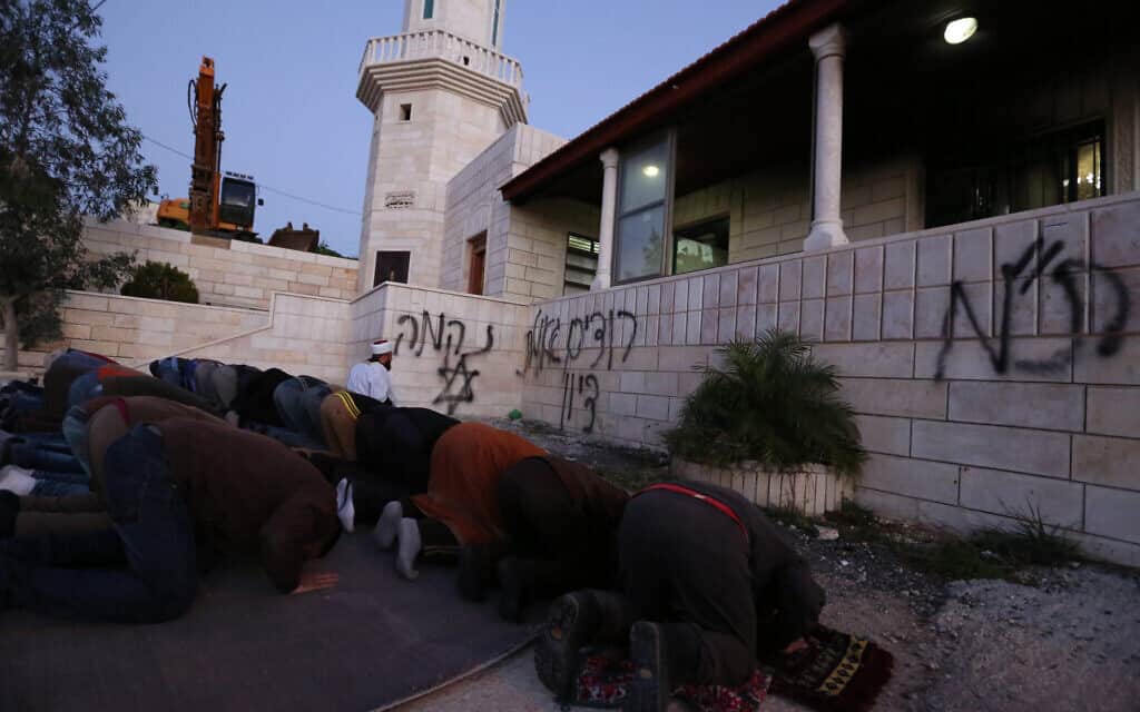 .גרפיטי תג מחיר על קיר מסגד (צילום: Yossi Zamir/Flash90)