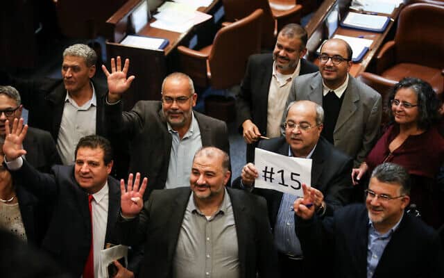 חברי הרשימה המשותפת בהצבעה על פיזור הכנסת. דצמבר 2019 (צילום: Olivier Fitoussi/Flash90)