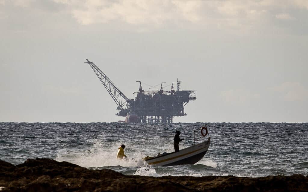 אסדת הגז לוויתן מול חוף דור (צילום: פלאש90)