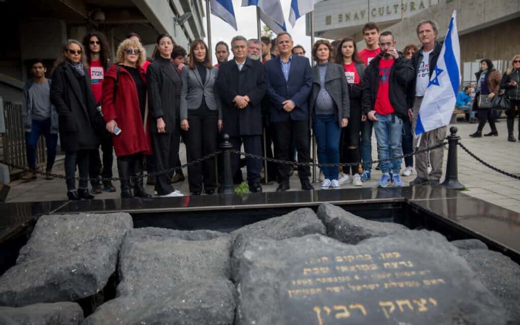 חברי העבודה-גשר-מרצ באנדרטה לזכר יצחק רבין בתל אביב, היום (צילום: מרים אלסטר, פלאש 90)