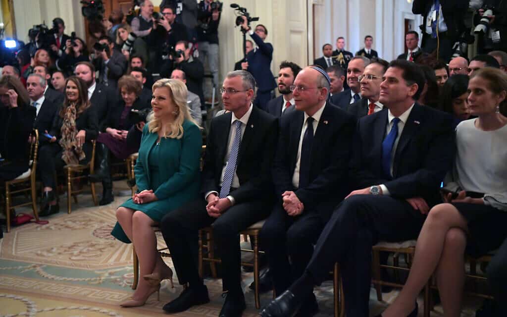 שרה נתניהו מקשיבה בגאווה לראש הממשלה בנימין נתניהו באירוע הכרזת תוכנית המאה של הנשיא האמריקני בבית הלבן. 28 בינואר 2020 (צילום: קובי גדעון / לע"מ)