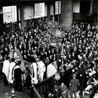 תמונה מפורסמת של תפילה ציבורית בבית הכנסת הפורטוגזי באמסטרדם ב-9 במאי 1945, בהשתתפותם של ניצולי שואה (צילום: רשות הציבור)