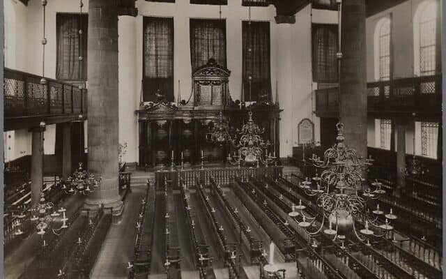 פנים בית הכנסת הפורטוגזי באמסטרדם בשנות ה-20 (צילום: רשות הציבור)