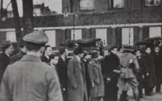 בפברואר 1941 הנאצים עצרו מאות יהודים לצורך &quot;עבודות כפייה&quot; מחוץ לבית הכנסת הפורטוגזי באמסטרדם (צילום: רשות הציבור)