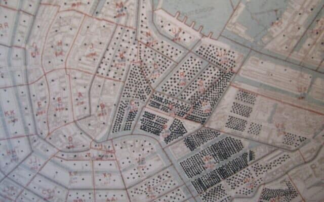 מפה של אמסטרדם שהוכנה ב-1941 על ידי הרשות המקומית. כל נקודה מייצגת עשרה יהודים (צילום: רשות הציבור)