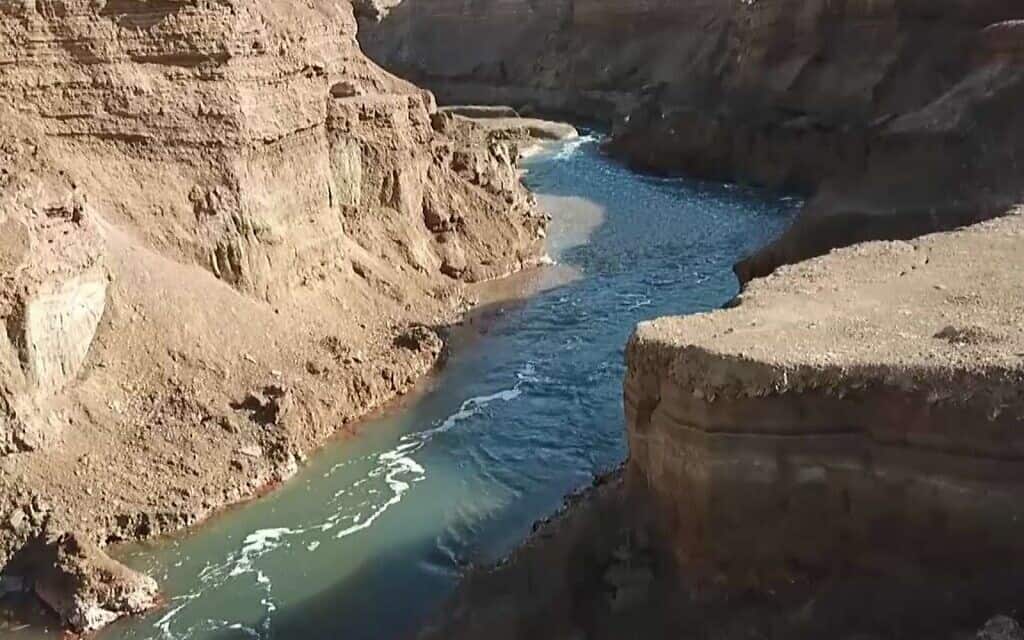 ״הנהר הסודי״ בים המלח (צילום: צילום מסך, כאן 11)