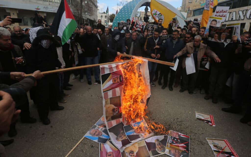 פלסטינים מפגינים נגד "עסקת המאה" בחברון, היום (צילום: Wisam Hashlamoun/Flash90)