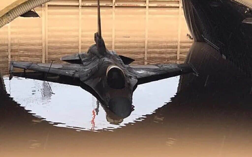 מטוס קרב מסוג F-16 בהאנגר שהוצף במי גשמים בבסיס חיל האוויר חצור