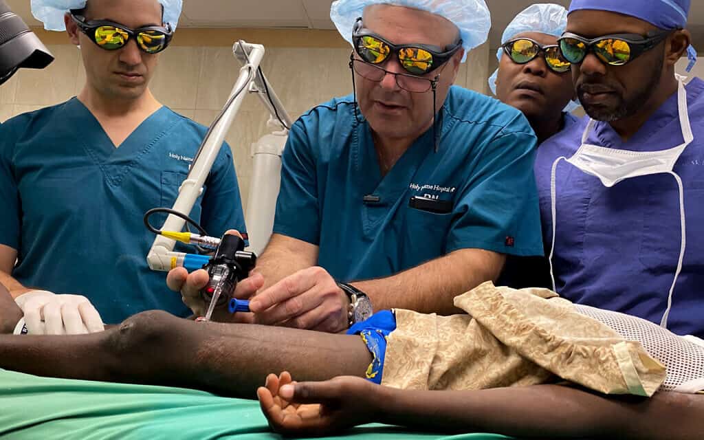 ד"ר יוסף חייק מישראל מלמד את הכירורג ההאיטיאני ד"ר ג'רי ברנרד כיצד להשתמש במכשיר הלייזר, מילו, האיטי, ינואר 2020 (צילום: באדיבות Burn Advocates Network)