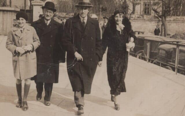 הנס נוימן הצעיר (משמאל) עם דודו ריכרד נוימן והוריו אוטו ואלה נוימן (צילום: באדיבות אריאנה נוימן)