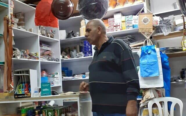 אבו-עומאר, בעל חנות למוצרי טואלטיקה בשדרות ירושלים ביפו (צילום: עומר שרביט)