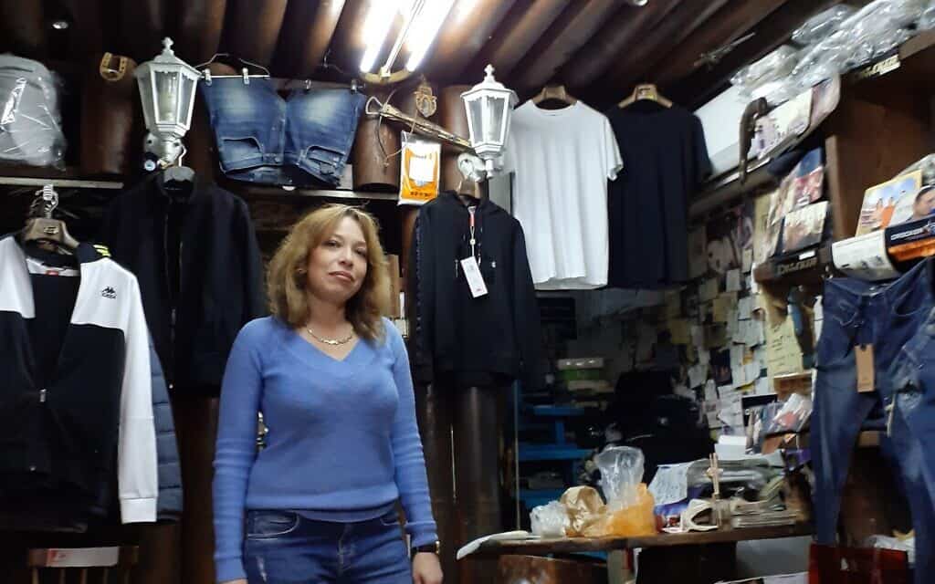 מוכרת בחנות ג׳ינסים בשדרות ירושלים ביפו (צילום: עומר שרביט)