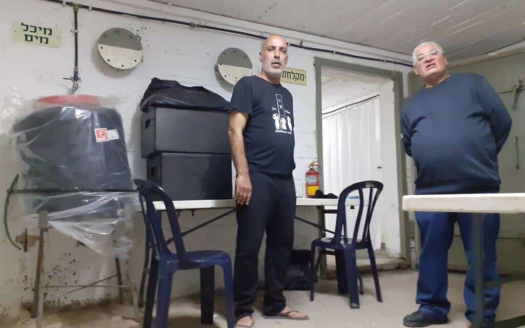 מימין רוני אזולאי, מדריך במקלט לדרי רחוב, משמאל דוד בן ישי, אורח במקום (צילום: עומר שרביט)