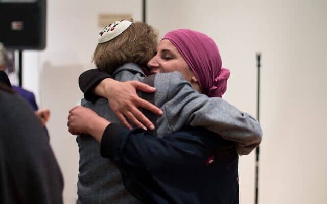אמל אלסאנע אלחג&#039;וג&#039; במפגש עם פעילים יהודים (צילום: INF)