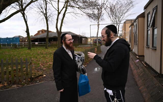 יעקב גרוס, מימין, מדבר עם תושב קאנווי איילנד מחוץ לבית הכנסת של העיר, 13 בדצמבר 2019 (צילום: כנען ליפשיץ)