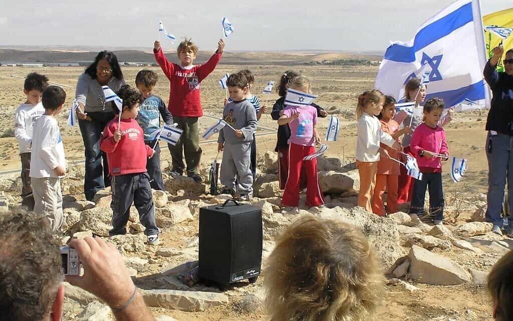 ילדים חוגגים את יום העצמאות במועצה האזורית רמת הנגב. ארכיון. למצולמים אין קשר לנאמר בכתבה (צילום: Courtesy)