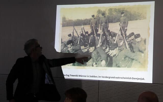 היסטוריון גרמני מצביע על דמיאניוק בתמונה שקיבלה את מירב תשומת הלב העולמית (צילום: AP Photo/Markus Schreiber)